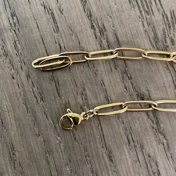 Gold plated paperclip chain bracket. - Picture 4 of 6